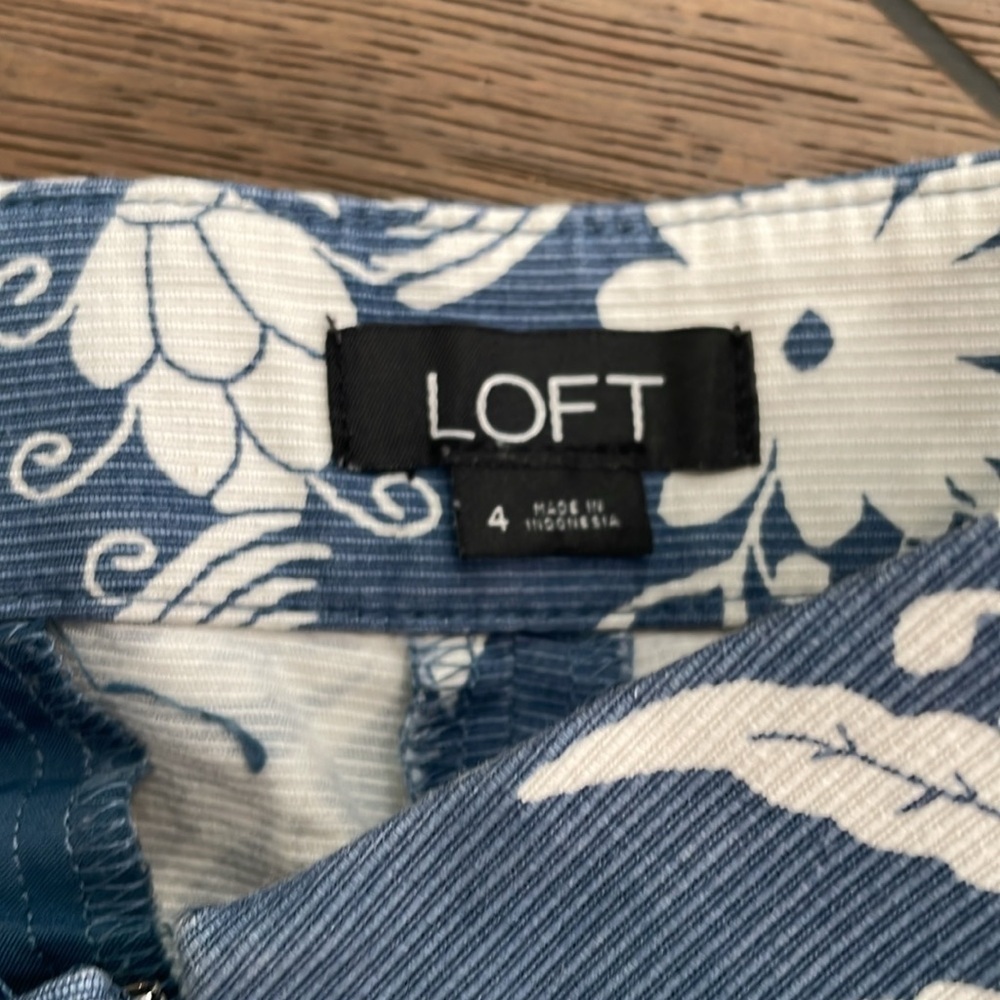 LOFT Blue White Floral Peacock Ruffle Pocket Riviera Women's Shorts Size 4 - Picture 4 of 5